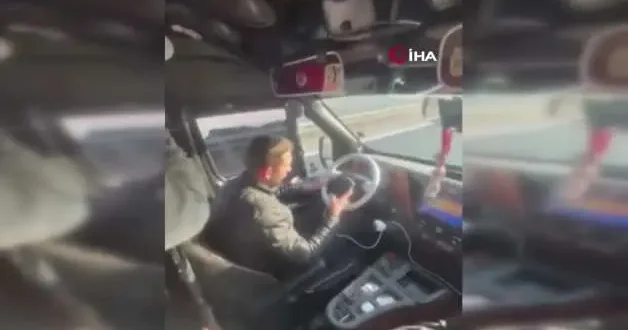 Yolcu dolu dolmuşta cep telefonuyla oynadı, faciaya davetiye çıkardı