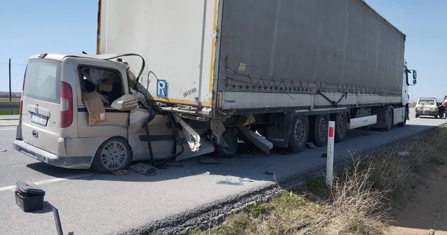 Karaman da hafif ticari araç tırın dorsesine ok gibi saplandı: 1 ağır yaralı Karaman Haberleri
