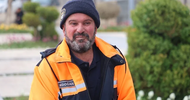 Temizlik işçisinden örnek davranış: 150 bin TL lik altını sahibine ulaştırdı Bulduğu altınları teslim eden işçi ödüllendirildi Kırşehir Haberleri