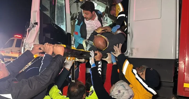 Kamyon tıra çarptı, sürücü kabinde sıkıştı: Ekipler zamanla yarıştı