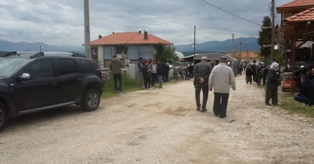 Gelin ve damat evde ölü bulundu, düğün evi cenaze evi oldu Düğüne gelecek olan davetlilerden Oğuz Çelik: Bugün düğüne gelecektik ama maalesef genç çiftin cenazesine geldik Burdur Haberleri