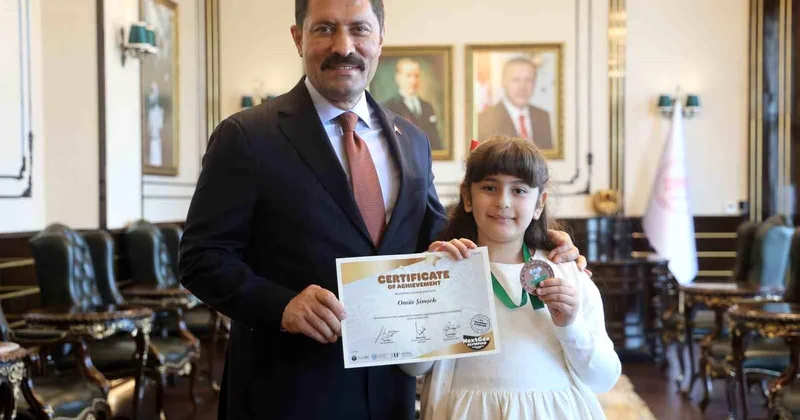 İngilizce olimpiyatında dünya üçüncüsü olan şehit kızı, söyledikleriyle valiye duygusal anlar yaşattı