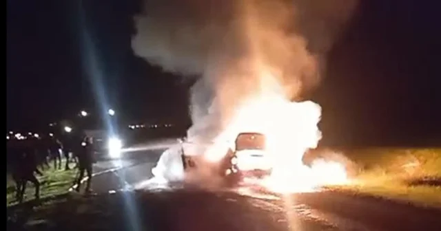 Seyir halindeki otomobil alev aldı; 5 kişi son anda kurtuldu Muş Haberleri