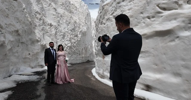Gelin ve damat adayı kar tünelinde fotoğraf çekimi yaptı 10 metrelik karda açılan tüneller gelin ve damatlar için fotoğraf mekanı haline geldi Şırnak Haberleri