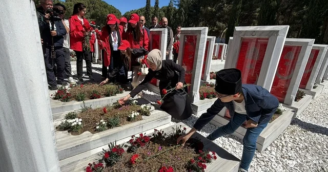 Gençlik ve Spor Bakan Yardımcısı Gürsoy: Biz o ruhu diri tuttuğumuz sürece ne bayrak iner ne bu millet geri adım atar 57. Alay Vefa Yürüyüşü programı Şehitler Abidesi ndeki törenle sona erdi Çanakkale Haberleri