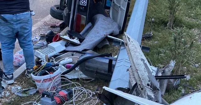 Mersin de kazanın ardından aydınlatma direğine çarpan otomobil ikiye bölündü: 4 yaralı Mersin Haberleri