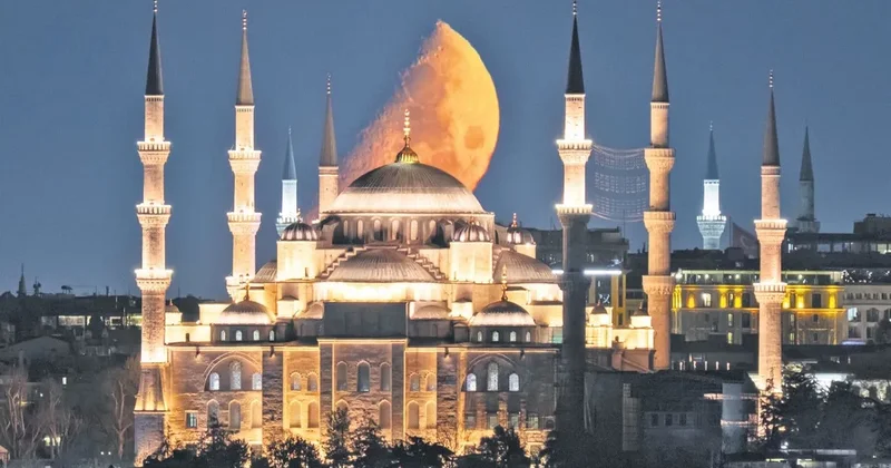 Sultanahmet’te ‘yarım ay’ manzarası