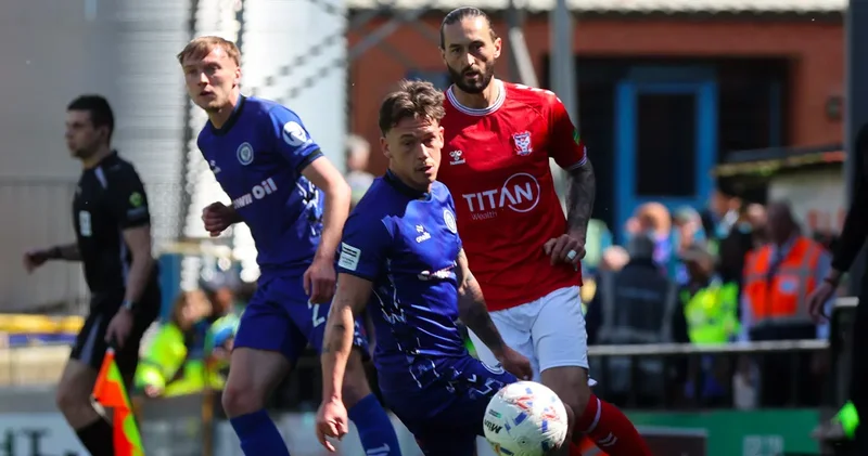 Taraftarlar şampiyonluk kutlaması için sahaya girdi: 8 dakika sonra şampiyon değişti