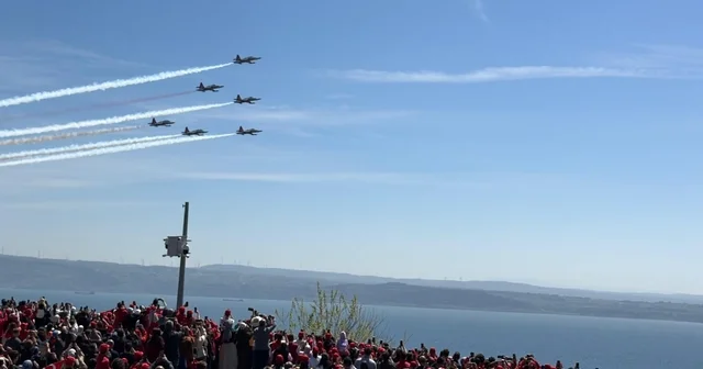 Şehitler Abidesi nde Türk Yıldızları gösterisi nefesleri kesti Çanakkale Haberleri