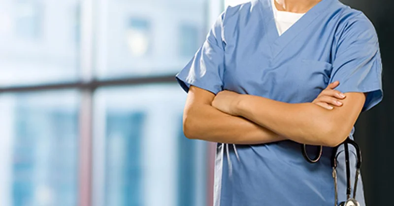 İngiltere de hastaneler personel açığı nedeniyle hemşireleri doktorların yerine kullanıyor