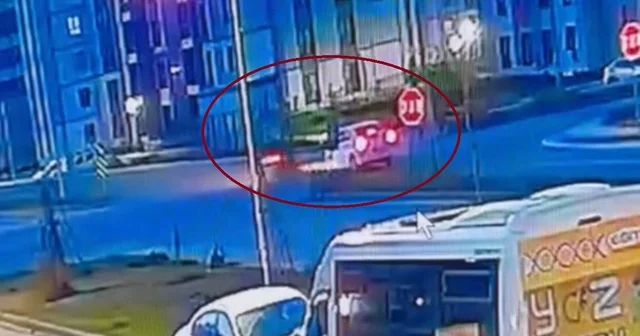 Motosiklet sürücüsünün otomobile çarpmasının etkisiyle fırladığı anlar kamerada Diyarbakır da motosiklet ile otomobilin çarpıştığı kaza kamerada Diyarbakır Haberleri