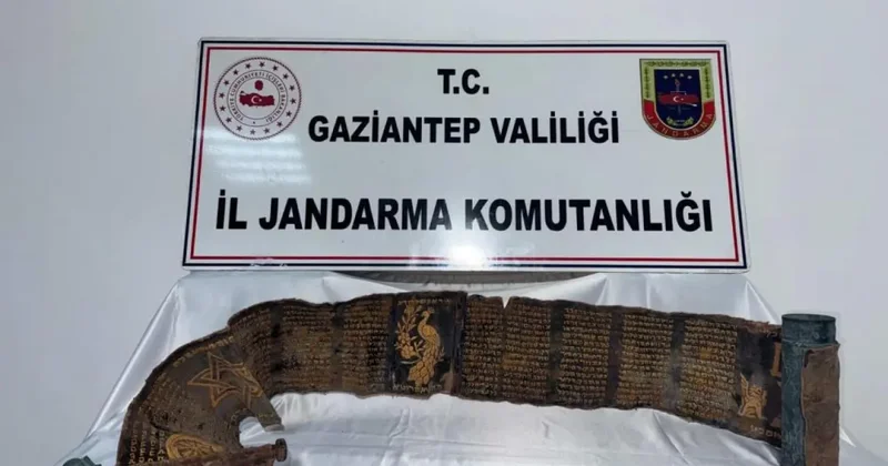 Piton derisine İbranice altın yazmalı kitap ele geçirildi