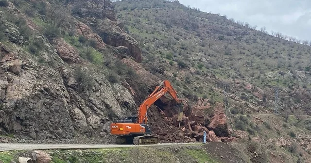 Batman da yola düşen kayaların kapattığı grup köy yolu ulaşıma açıldı Batman Haberleri