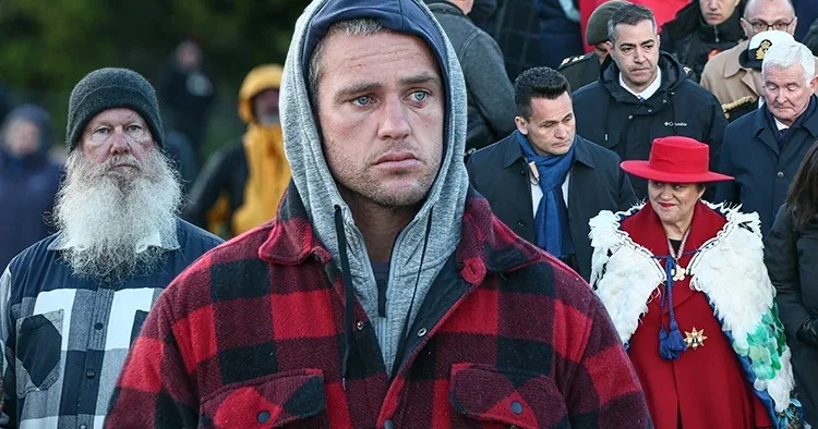 Avustralyalı ve Yeni Zelandalılar Şafak Ayini için Anzak Koyu nda