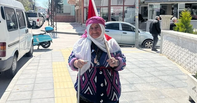 75 yaşındaki Satı teyzenin bayrak sevgisi Çorum Haberleri