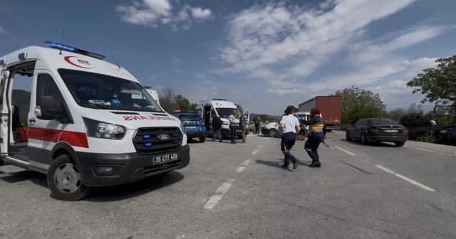 İzmir de otomobil ile hafif ticari araç çarpıştı: 4 ü çocuk 7 yaralı İzmir Haberleri