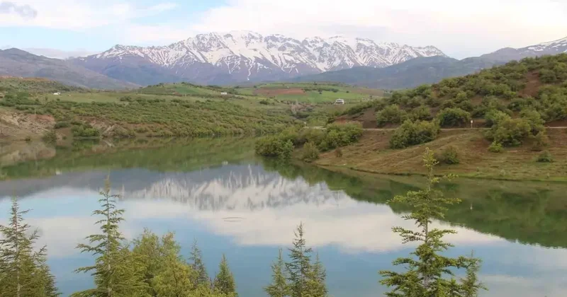 Esence Göleti ve Berit Dağı’nda kartpostallık manzara