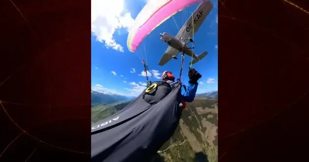 Yamaç paraşütçüsüne havada uçak çarptı! Korku dolu anlar anbean kaydedildi