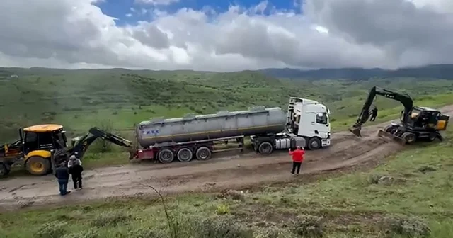 Bolu da bayram trafiğinden kaçan tır ve kamyonlar köy yolunda çamura saplandı Bolu Haberleri