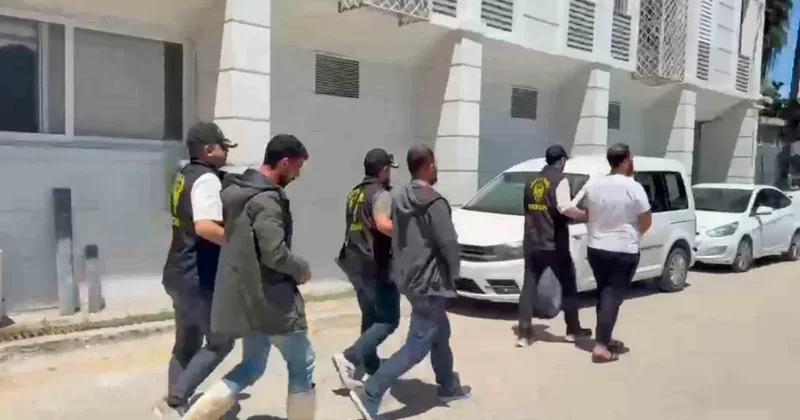 Kendilerini polis olarak tanıtıp vatandaşları dolandırdılar