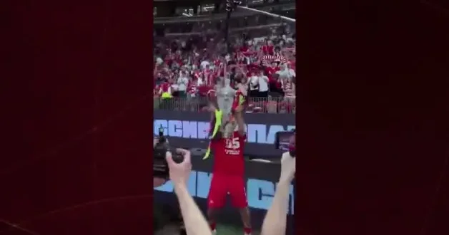 Şampiyonluk kutlamalarında kupa parçalandı! O anlar viral oldu