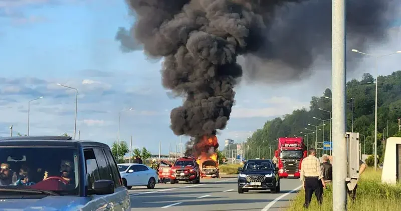Karadeniz Sahil Yolu’nda otomobil alev aldı