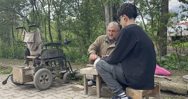 Bedensel engelli baba, oğluyla birlikte bıçak bileyerek geçimini sağlıyor Kastamonu Haberleri