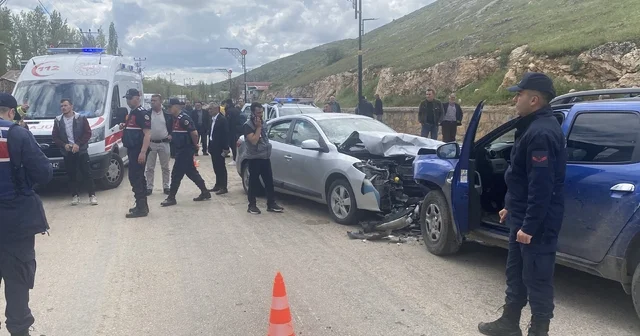 Kafa kafaya çarpıştılar, 8 kişi yaralandı Sivas Haberleri