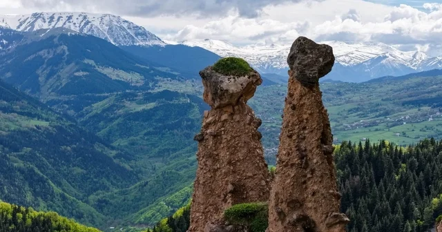 Sakin Şehir Şavşat ın her köşesi saklı cennet Artvin in Şavşat ilçesinde yer alan Peribacaları ve hemen üst bölümündeki Cil Gölü, doğaseverler ile fotoğraf tutkunlarını kendine hayran bırakıyor Artvin Haberleri