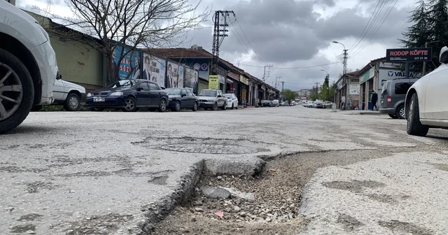 Kazazede sürücülere müjde; sorumlular bozuk yol tazminatı ödeyecek Çukura düşen aracın hasarını belediye ya da karayolları ödüyor Bursa Haberleri
