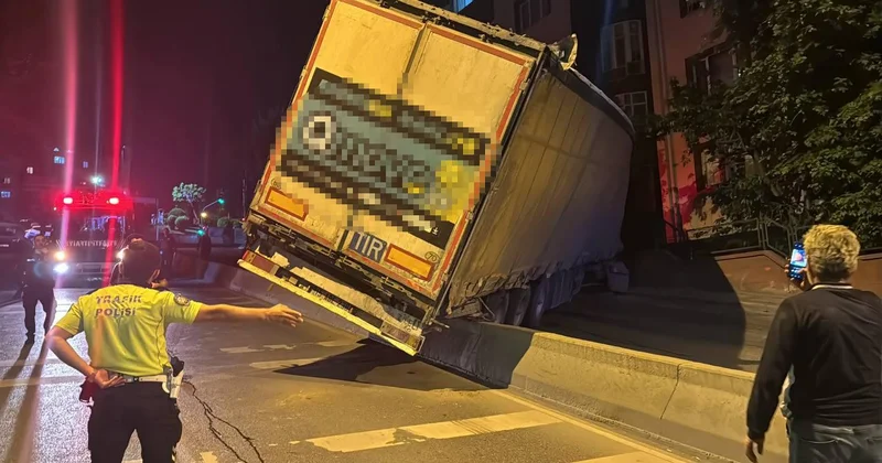 Geri kayan tır refüje çıkarak durabildi