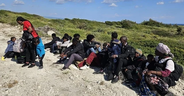 İzmir de arızalanan botla denizde sürüklenen 26 düzensiz göçmen kurtarıldı Yasa dışı yollarla yurt dışına çıkmaya çalışan 21 düzensiz göçmen de yakalandı İzmir Haberleri