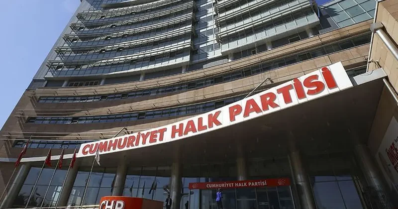 Ankara da tarihi görüntü! CHP Genel Merkezi girişine asıldı