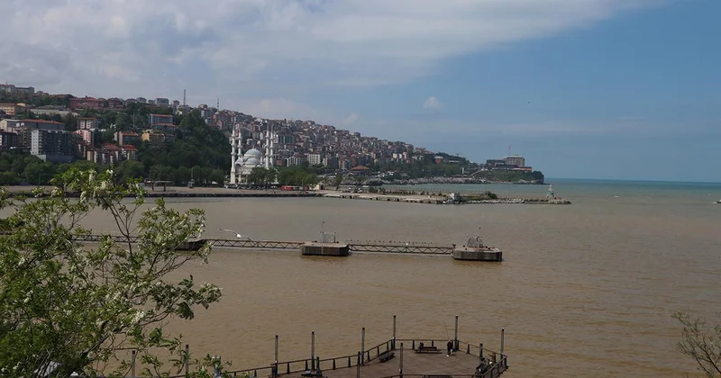 Zonguldak ta denizin rengi kahverengiye döndü