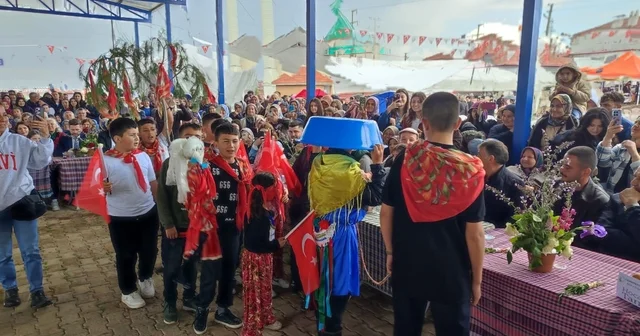 Binlerce yıllık Anadolu geleneği Yağmur Gelini Denizli de yaşatıldı Yağmur Gelini yeniden hayat buldu, kekik kokulu şenlik binleri buluşturdu Denizli Haberleri