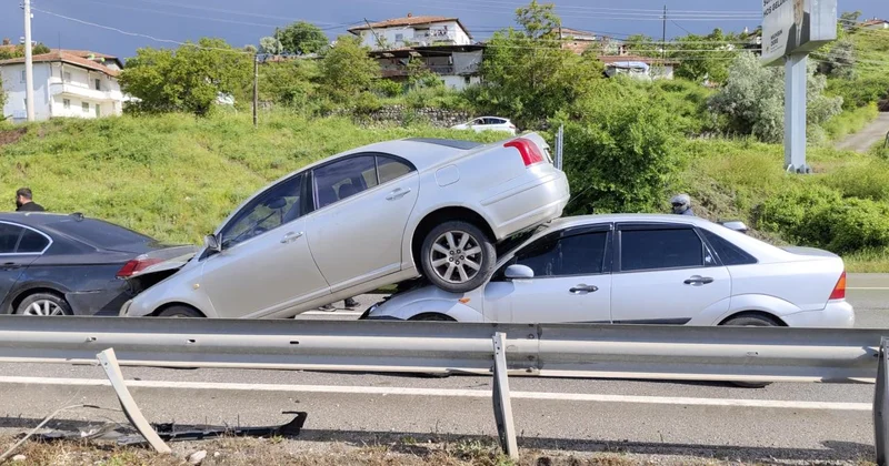 Zincirleme kazada bir araç diğer aracın üzerine çıktı