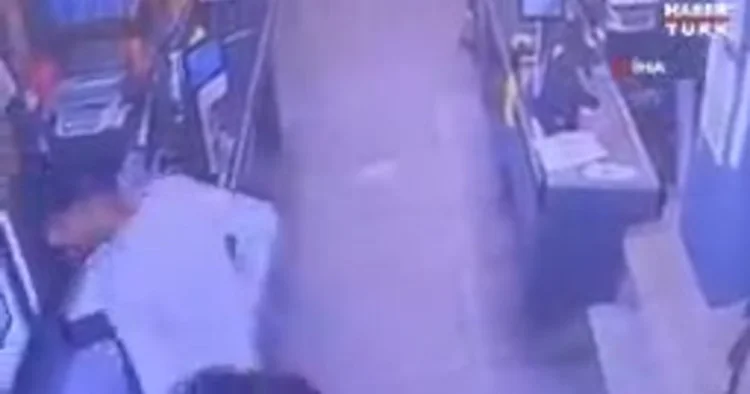 Market çalışanı bıçak, müşterinin eşi ise silah çekti