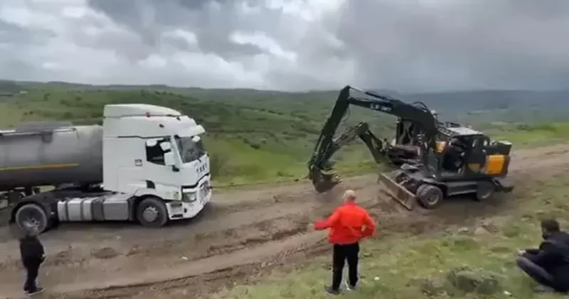Bayram trafiğinden kaçıp orman yollarına giren sürücülerin araçları çamura saplandı