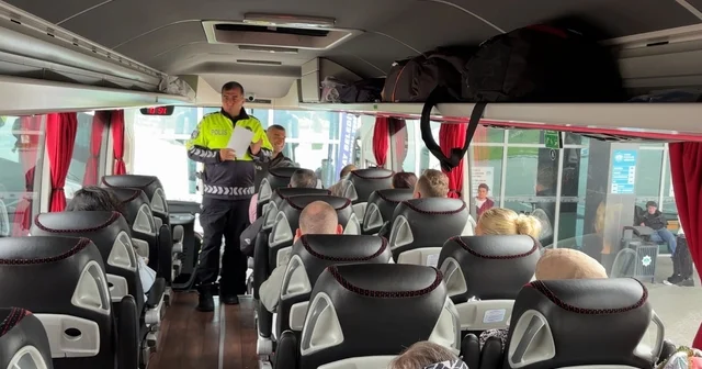 Trafik polisleri otogarda sürücü ve yolcuları uyarıyor Aksaray Haberleri