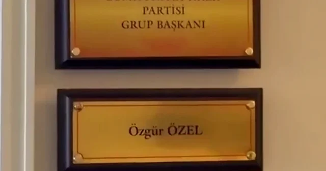 TBMM de Özgür Özel’e ait odanıntabelası yenilendi: CHP Grup Başkanı asıldı VİDEO İZLE