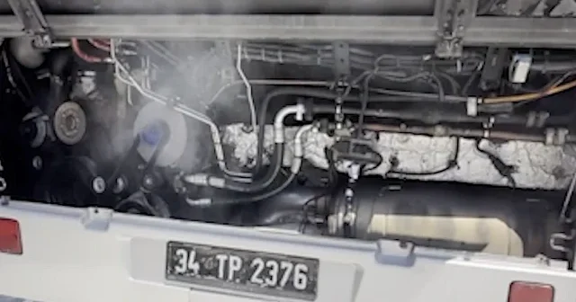 İstanbul’da seyir halindeki metrobüste yangın paniği VİDEO İZLE