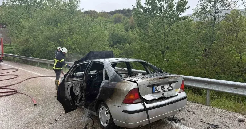Tokat’ta alev alan otomobil demir yığınına döndü