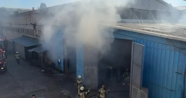 Bahçelievler de fabrika yangını: Ekiplerinin müdahalesiyle söndürüldü VİDEO İZLE