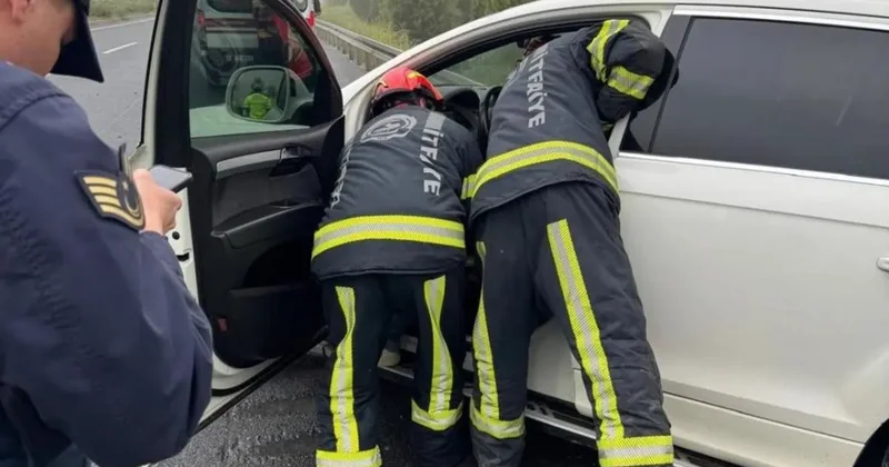 Bariyerlere saplanan lüks aracın sürücüsü hayatını kaybetti
