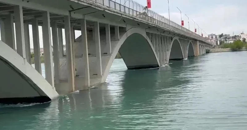 Türkiye nin en büyük barajının kapakları açıldı, her yer göle döndü
