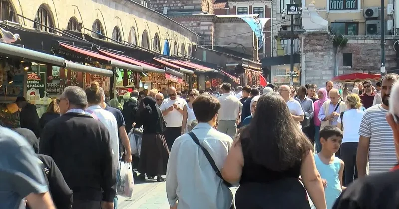 Eminönü nde Kurban Bayramı yoğunluğu! Akın ettiler