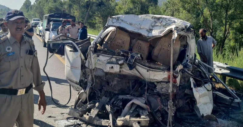 Pakistan da minibüs otobüse çarptı: 17 ölü