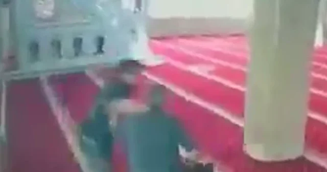 Camide temizlik yapan imam darp edildi: O anlar kamerada VİDEO İZLE