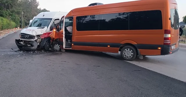 Antalya da iki tur minibüsünün çarpıştığı kazada 13 turist yaralandı Antalya Haberleri
