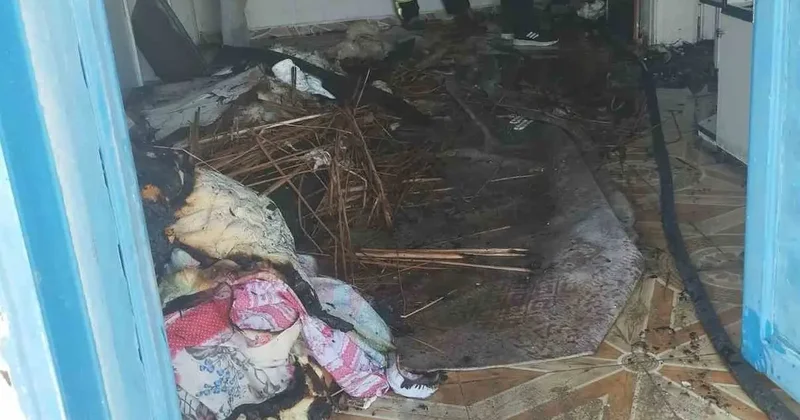 Yanan ev kullanılamaz hale geldi
